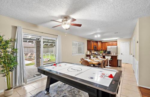 Barker House | Houston Pool Retreat Wifi Yard Bbq Games Tvs