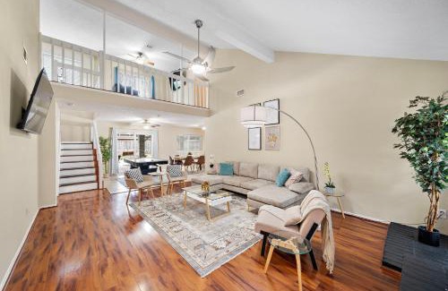 Barker House | Houston Pool Retreat Wifi Yard Bbq Games Tvs