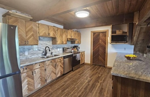 Highlands House | Houston Riverfront Cabin Retreat