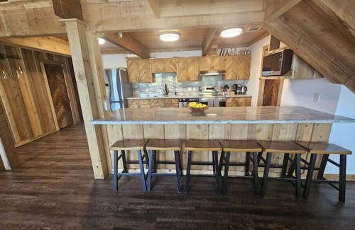 Highlands House | Houston Riverfront Cabin Retreat