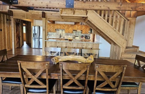 Highlands House | Houston Riverfront Cabin Retreat