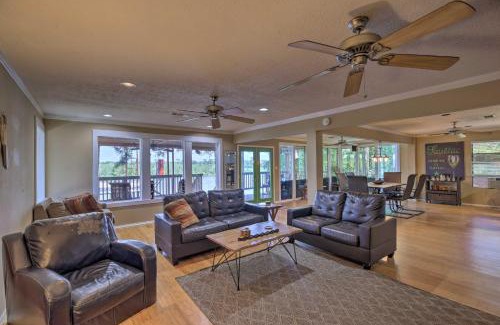 Barrett House | Houston Riverfront House with Deck and Private Dock!