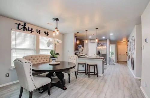 Houston House | Houston Sophisticated 4 room home W/Backyard Escape