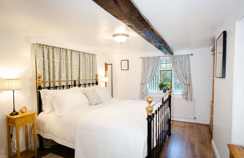 Buxton Bed & Breakfast | HOVELL HALL Country B&B