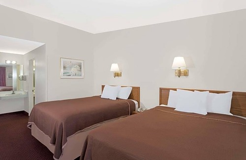 Vero Beach Hotel | Howard Johnson by Wyndham Vero Beach / Downtown