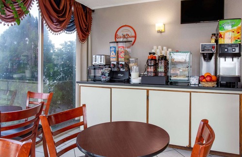 Central Colorado Springs Hotel | Howard Johnson by Wyndham Colorado Springs