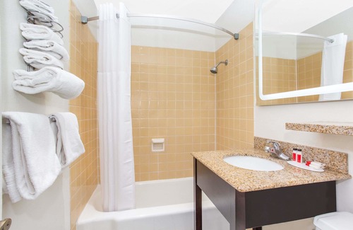 Central Colorado Springs Hotel | Howard Johnson by Wyndham Colorado Springs