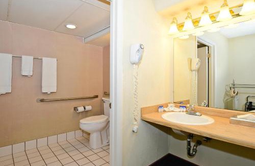 Fair Plain Hotel | Howard Johnson by Wyndham Saint Joseph Benton Harbor