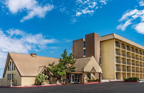 Albuquerque Hotel | Howard Johnson by Wyndham Albuquerque Midtown