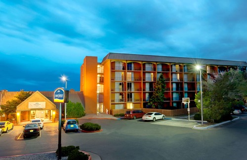 Albuquerque Hotel | Howard Johnson by Wyndham Albuquerque Midtown