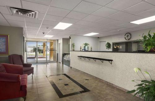 Winter Haven Hotel | Howard Johnson by Wyndham Winter Haven FL