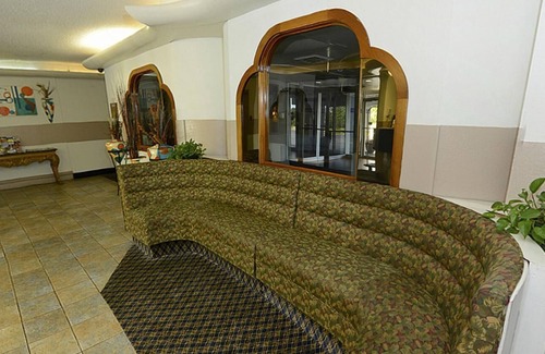 Fair Plain Hotel | Howard Johnson by Wyndham Benton Harbor/St. Joseph