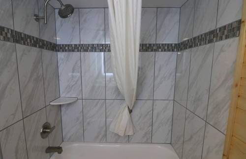 Gatlinburg Hotel | Howard Johnson by Wyndham Downtown Gatlinburg