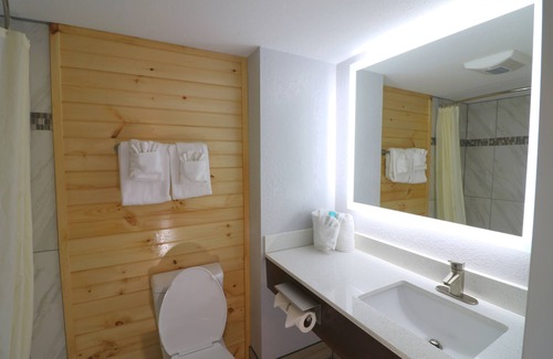 Gatlinburg Hotel | Howard Johnson by Wyndham Downtown Gatlinburg
