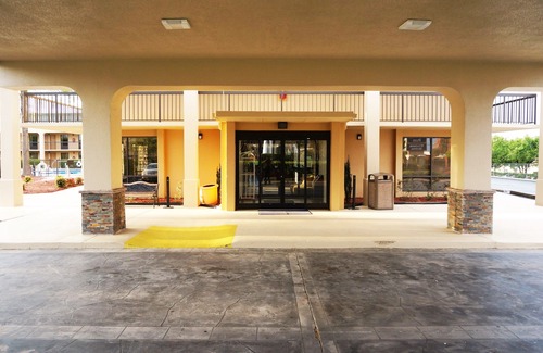 Greensboro Hotel | Howard Johnson by Wyndham Greensboro Near the Coliseum