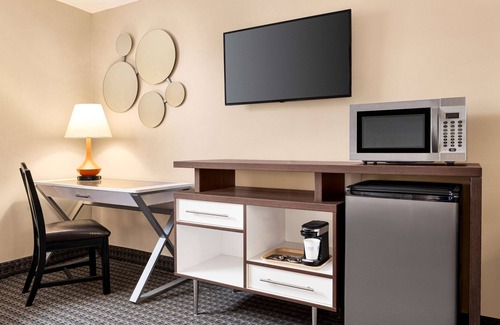 Gravenhurst Hotel | Howard Johnson by Wyndham Gravenhurst
