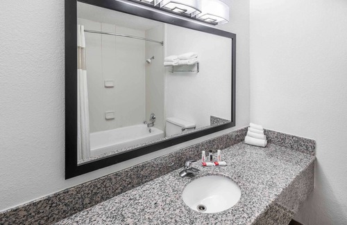 Burton Hotel | Howard Johnson by Wyndham Beaufort/Parris Island