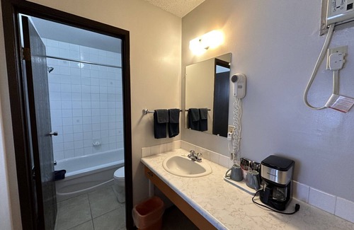 Edson Hotel | Howard Johnson by Wyndham Edson