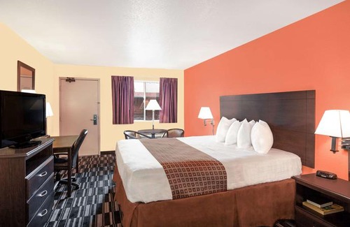 Ceres Hotel | Howard Johnson by Wyndham Modesto Ceres