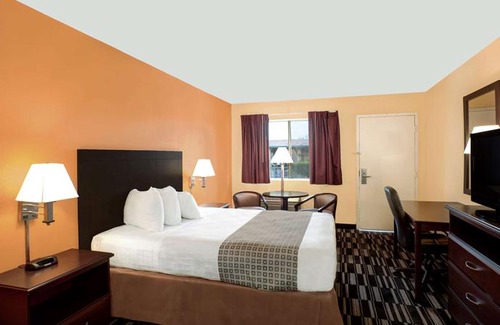 Ceres Hotel | Howard Johnson by Wyndham Modesto Ceres