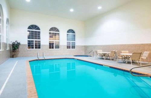 Oacoma Hotel | Howard Johnson by Wyndham Oacoma Hotel & Suites