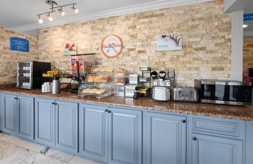 Romulus Hotel | Howard Johnson by Wyndham Romulus Detroit Metro Airport