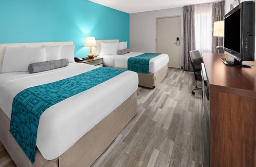Romulus Hotel | Howard Johnson by Wyndham Romulus Detroit Metro Airport