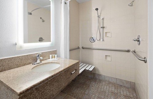 Romulus Hotel | Howard Johnson by Wyndham Romulus Detroit Metro Airport