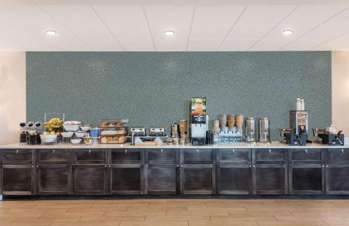 Middletown Hotel | Howard Johnson by Wyndham Middletown Newport Area