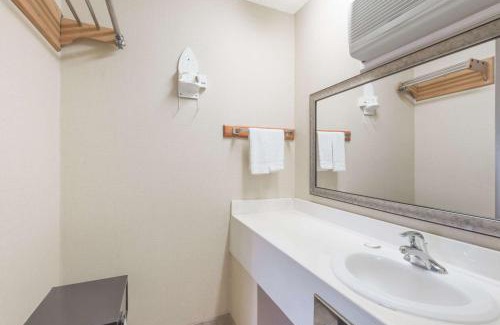 Rocky Hill Hotel | Howard Johnson by Wyndham Rocky Hill