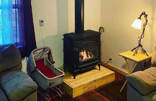 Central - Terry Cottage | Howard's Hideaway Cottage - Unique Montana Retreat