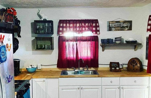 Central - Terry Cottage | Howard's Hideaway Cottage - Unique Montana Retreat