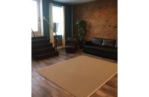 Pontiac Apartment | Howard Street Loft-The RiverCity House (No Extra Fees)