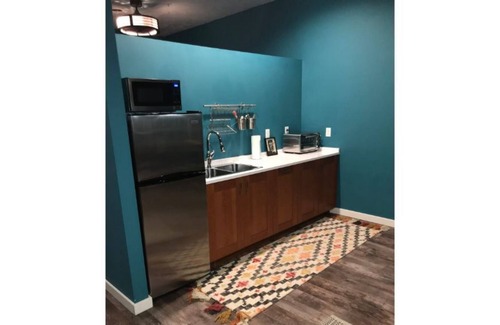 Pontiac Apartment | Howard Street Loft-The RiverCity House (No Extra Fees)