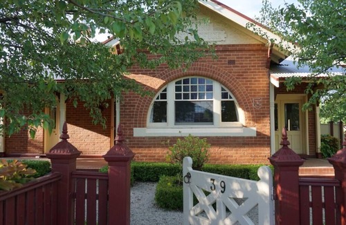 Howlong Apartment | 'Howlong Old Post Office Luxury Suite'