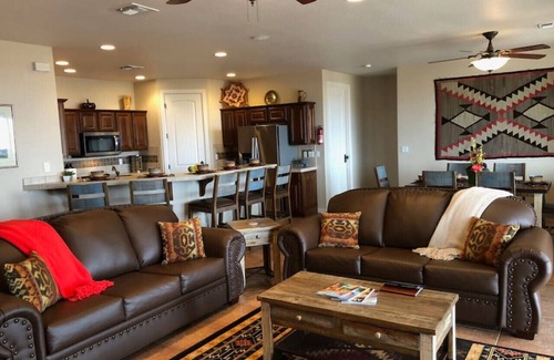 Greenehaven House | HOZHO: Pool, Hot Tub, Fast WiFi, Level 2 EV PHEV Charger & Lake Powell Views