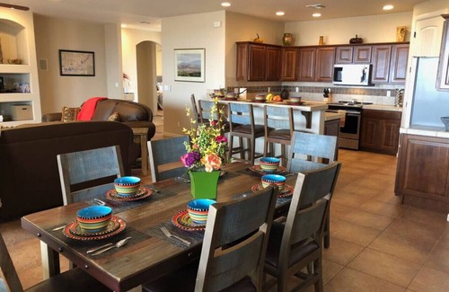 Greenehaven House | HOZHO: Pool, Hot Tub, Fast WiFi, Level 2 EV PHEV Charger & Lake Powell Views