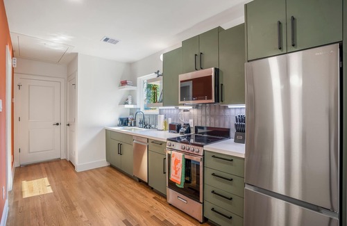 Greater East End Apartment | Htown Eclectic Funk Vibe Unit B