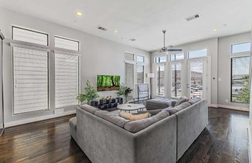 Washington Ave./ Memorial Park House | HTX Skyline-View Luxe Home Sleeps 8 Midtown