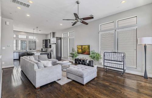 Washington Ave./ Memorial Park House | HTX Skyline-View Luxe Home Sleeps 8 Midtown