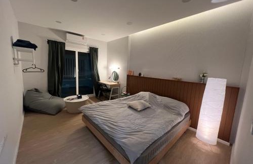 Samsen Nok House | Huai khwang Fullmoon House City center family holiday experience