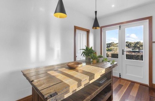 Learmonth House | Huckers Bakery: A Restful Country Retreat with Charm & Character