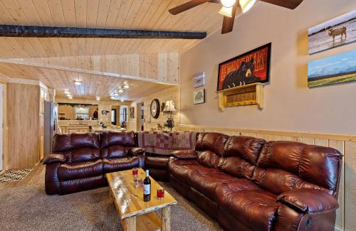 Island Park House | Huckleberry Hollow by KABINO Hot Tub FirePit PS2 Satellite Grill WiFi Golf Course