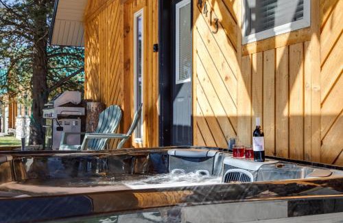 Island Park House | Huckleberry Hollow by KABINO Hot Tub FirePit PS2 Satellite Grill WiFi Golf Course