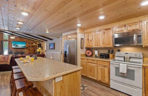 Island Park House | Huckleberry Hollow by KABINO Hot Tub FirePit PS2 Satellite Grill WiFi Golf Course