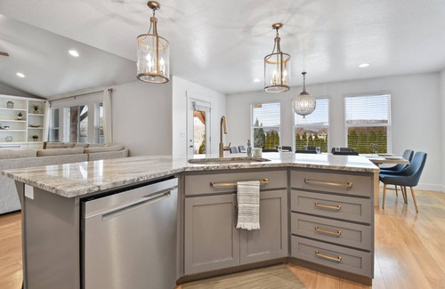 Heber House | Huckleberry Lane Stunner | 6br 4ba | Hot Tub | Game Room | RV Parking | Massage Chair