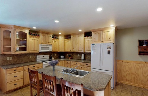 Island Park Cabin | Huckleberry Retreat* 5Br, 4Ba, Sleeps 22, Hot Tub, Wifi, Bbq Grill, Close to ATV Trails