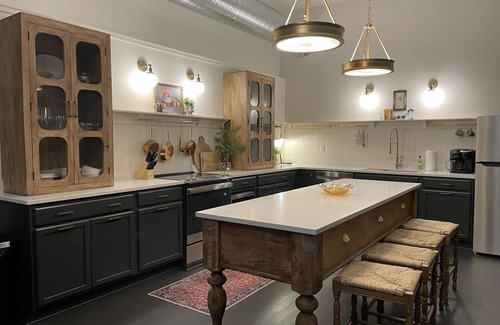 Huntingdon Apartment | Huddleston Hall - Historic Downtown Apartment