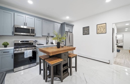 Constable Hook House | Hudson Oasis | Sleeps 10 | NYC| EWR | Free Parking