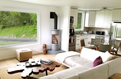 Hudson House | Hudson River/Catskill Mtn Views 2 Bdrm Contemporary, Hudson NY
